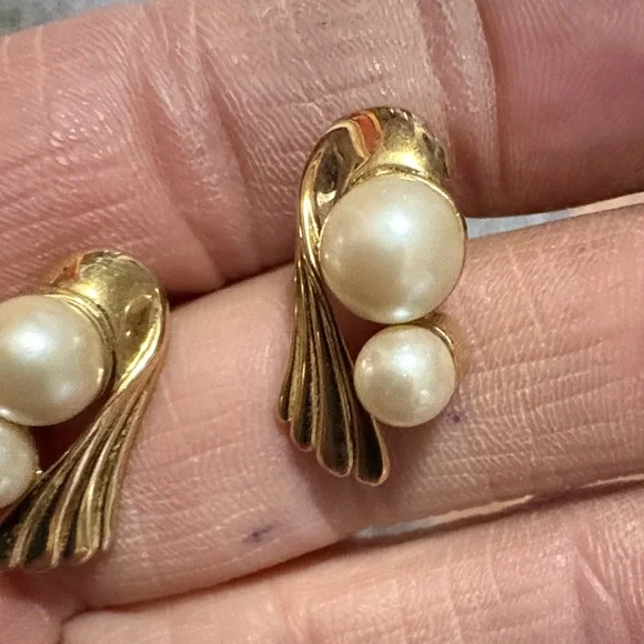 MARVELA VINTAGE GOLD-TONE FAUX IVORY PEARL LEVERBACK .8" EARRINGS - Picture 5 of 8